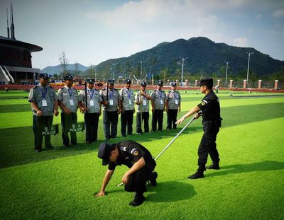 安徽寧國(guó)特警開展學(xué)前校園保安技能培訓(xùn)，筑牢校園安全第一道防線